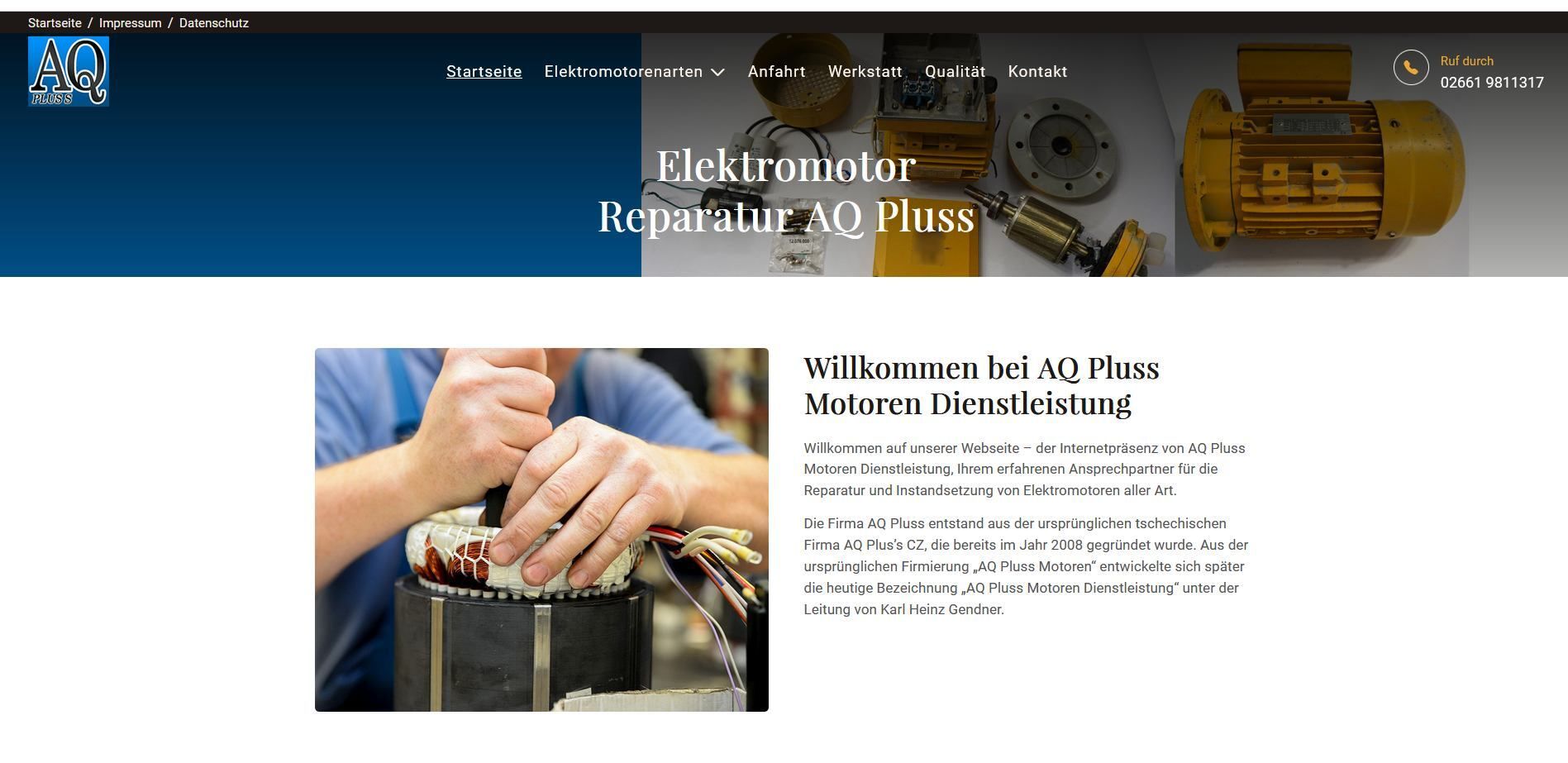 AQ Pluss Motoren neue moderne WEB Site 6-2026 Elektromotorreparatur, das Bild zeigt das AQ Pluss Logo in einem Banner mit defektem E Motor in Teilen und die Navigationsleiste, dazu ein Bild 2 Hände bearbeiten einen gewickleltes Statorpaket, dazu Textinfos.