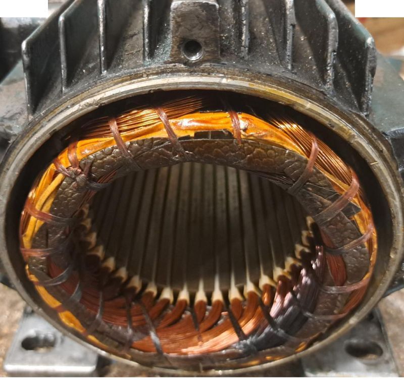 Elektromotor - durchgebrannte Wicklung, im Bild ein 3 Drehzahlen Spezialmotor, hier nur der Stator (offen) mit dem Wickelkopf der Antriebsseite, für noch (von früher) 380 V 50 Hz Drehstrom (3 Phasenwechselstrom) oder auch Kraftstrom als Bezeichnung.