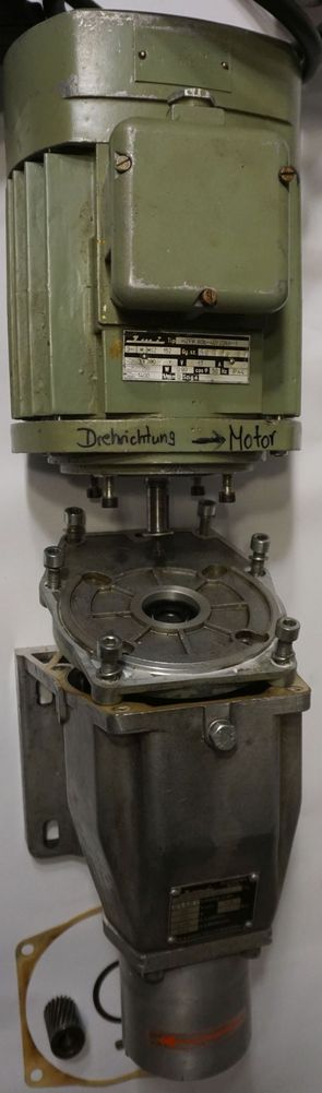 Drehstrommotor reparieren: Einfache Wicklung klare Preise - im Bild hier Drehstrommotor mit Stirnradgetriebe davor in 2 Teilen