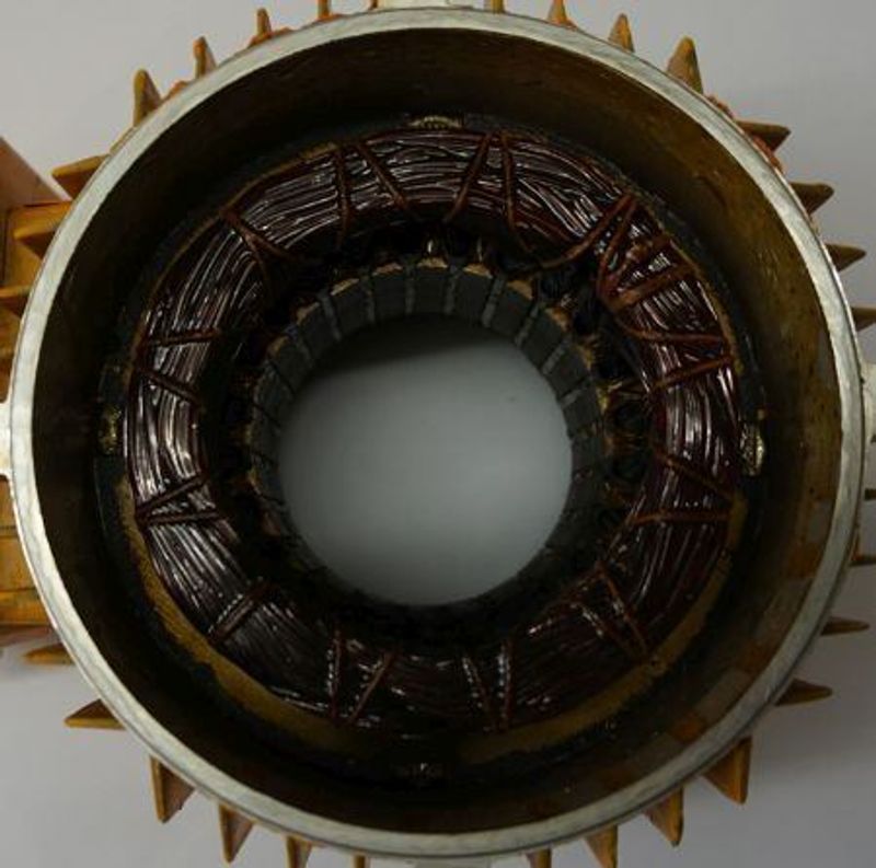 Elektromotor &ndash; Anamnese, warum krankt er, der Stator ist offen im Bild, die Wicklung ist satt verbrannt, &uuml;berlastung bis fast zum blockieren des Rotors, das k&ouml;nnte eine der Ursachen sein. Das Beispiel ein 2 KW Stator - offen - mit ca 2840 U/m sichtbar durchgebrannt.