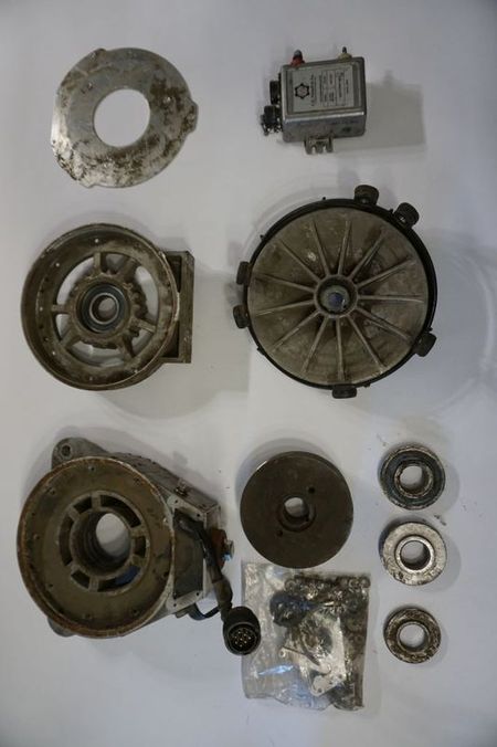 Elektromotor – das Lagerende kommt Metallteile landen ev auf den Wickelköpfen, im Bild Teile die mit den beiden Kugellagern zusammen sind (Lagerschalen)