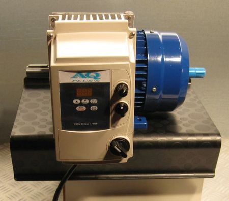 Elektromotor – Fehlerursache Wechselwirkung Frequenzumrichter - Elektromotor, im Bild E Motor mit Frequenzumrichter auf dem Klemmenkasten aufgebaut, auf einer schwarzen Grundplatte (Integralmotor)