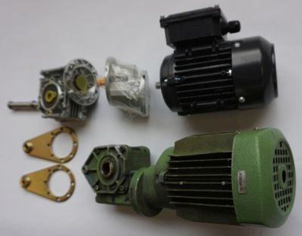 Elektromotor &ndash; ganz langsam kommt es zum Schaden, gelegentlich auch schnell (Bildbeispiel Blockade), meist doch langsam. Im Bild ein Schneckengetriebe dazu oben der Ersatz: D Mot, Stirnradstufe und Schneckengetriebe noch lose. Fast gleich - passt trotzdem.