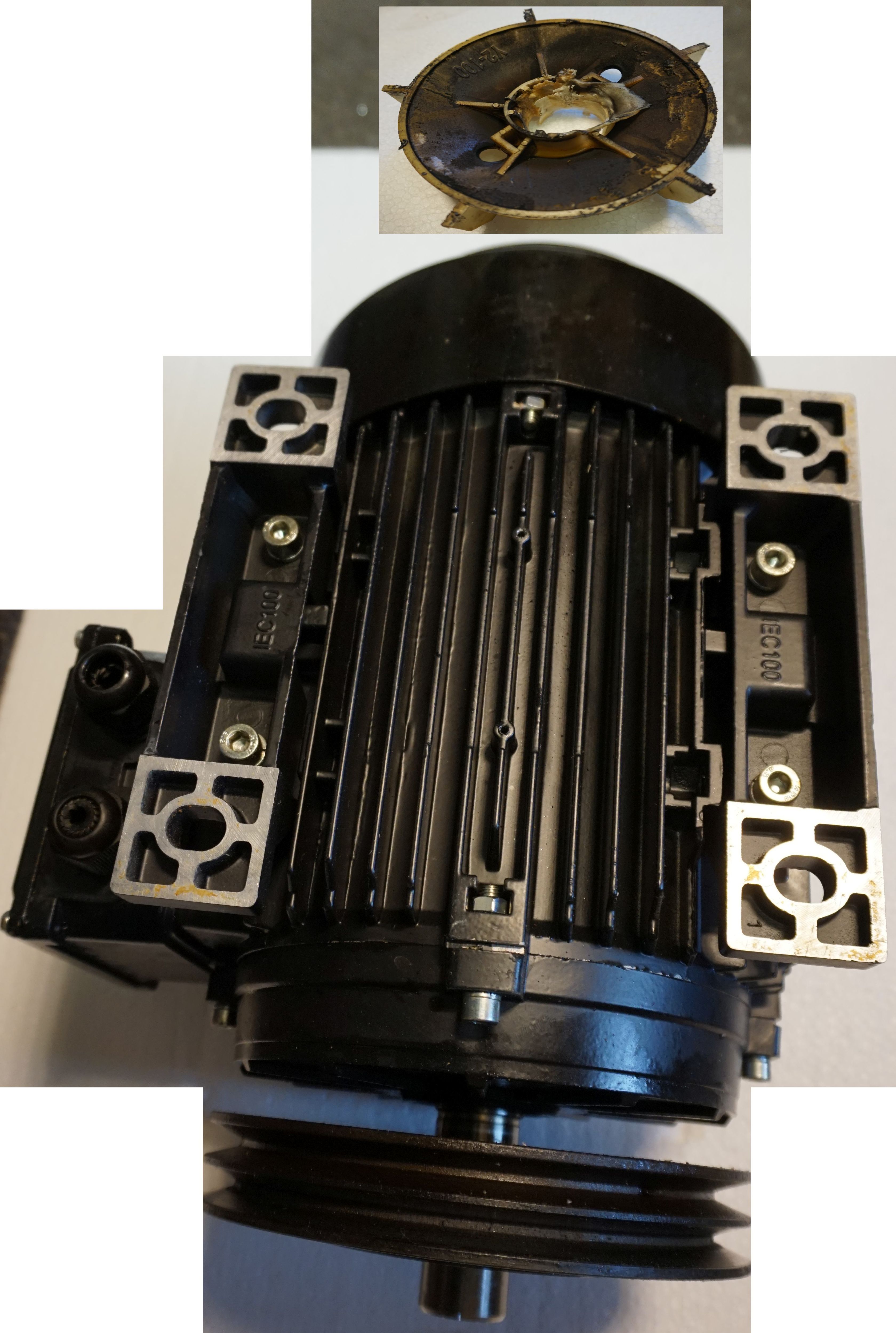 Elektromotor &ndash; ja nun, nun ist er hin&uuml;ber, Ursache &Uuml;berhitzung, L&uuml;fterbefestigung hei&szlig; geworden, nichtmehr mitgedreht, keine ausreichende K&uuml;hlung, kein Motorschutz, Ende Motortod, im Bild der defekte E Motor von unten, &uuml;ber der L&uuml;fterhaube das defekte PVC L&uuml;fterrad einkopiert zu sehen. .