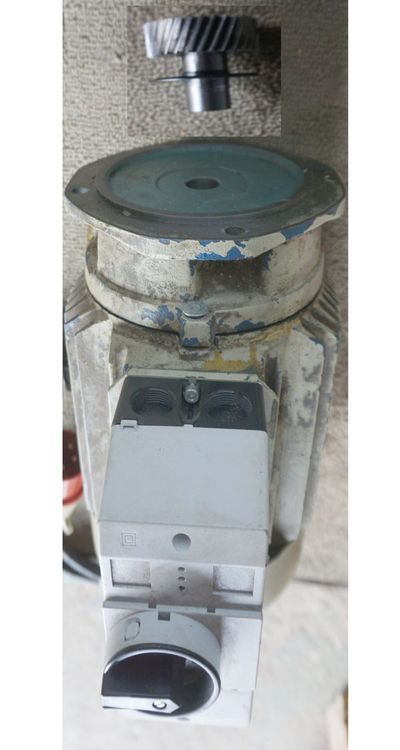 Elektromotor – mit Wellenbruch, als Bild das Beispiel Getriebemotor mit daneben Wellenstummel mit Ritzel