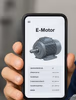 Elektromotor App am Handy – Das komplette Diagnosetool direkt an der Maschine, im Bild eine KI Version zu dm Text, ein Monteur (ohne Identität) mit einem offenen E Motor vor sich und einem Handy.