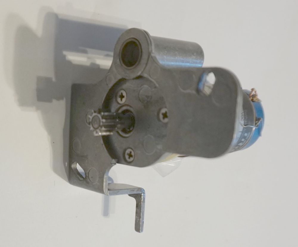 Elektromotor im Kleinflugzeug nicht wesentlich aber für Komfort doch erforderlich - erforderlich für die Balancesteurung, ein DC Motor, füreine gute Sache nach unserer Ansicht. DC Motor kleine Form mit Getrieberitzel im Bild zu sehen.