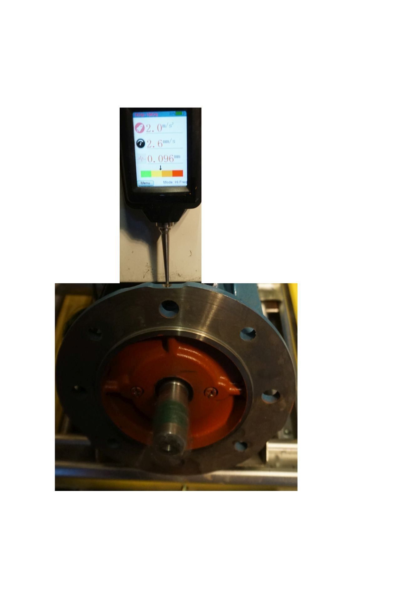 Elektromotor in Schwingung, normal, unnormal, Schwingungsausreißer erkennen bewerten melden, im Bild ein E Motor, am (B5) Flansch oben, die Spitze eine Schwingungsmessgerätes aufgesetzt - eine manuelle Messung.