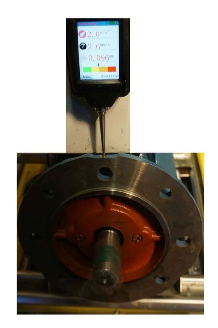 Elektromotor in Schwingung, normal, unnormal, Schwingungsausreißer erkennen bewerten melden, im Bild ein E Motor, am (B5) Flansch oben, die Spitze eine Schwingungsmessgerätes aufgesetzt - eine manuelle Messung. 