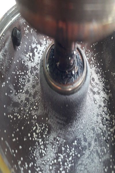 Elektromotor läuft schwer – Verschmutzung, hier im Lagerschild mit Kugellager die Späne zu sehen