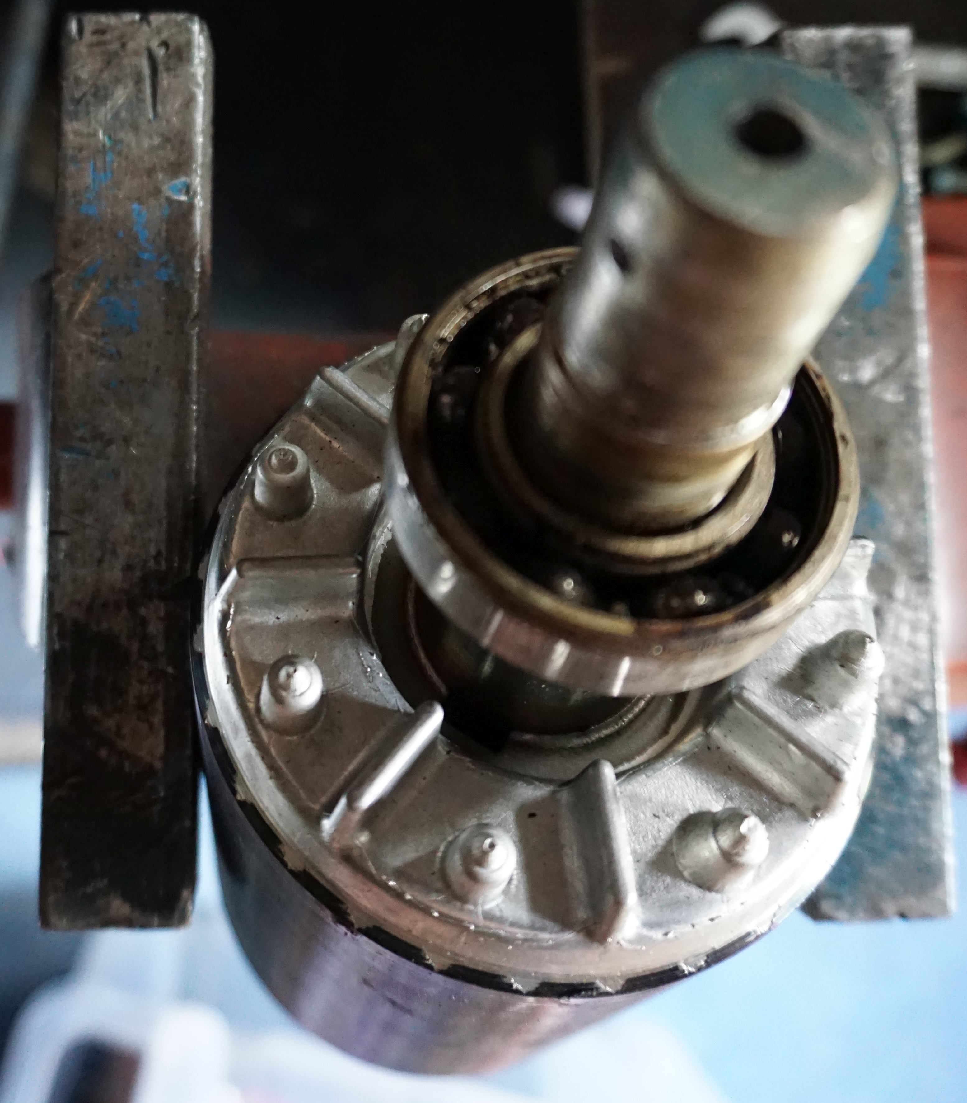 Elektromotor l&auml;uft schwer nach Stillstand - Motorschaden wegen blockiertem Rotor, dem blockierenden B - Kugellager (hier im Bild das defekte blockierende Lager noch auf der Rotorwelle B Seite).