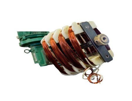 Elektromotor Spulen wickeln  lohnwickeln von Statoren (wickeln von Rotoren), im Bild das typische wickeln, vier KupferSpulen auf einem Kunststoffträger, auf eine Getriebemotorwelle aufgesteckt, ist zu sehen.drei 