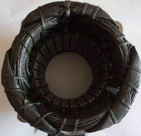 Elektromotor läuft schwer – Wicklungsschadenm Diagnose, im Bild eine D Wicklung, schwer symetrisch verbrannt