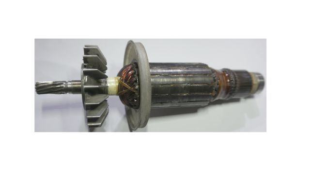 Ersatzteilspender Elektromotor, Reparatur von einem AC Kollektormotor, der Wechselstrommotor mit Kollektor von einer Kernlochbohrmaschine, Knackpunkt war die Welle, die Verzahnung verschlissen, durh den Ankertausch und Ankerreparatur konnte die Maschine gerettet werden, im Bild der fertige Anker.